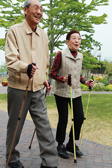あんしん二本杖なら、高齢者のウォーキングの安全性を高めます。
